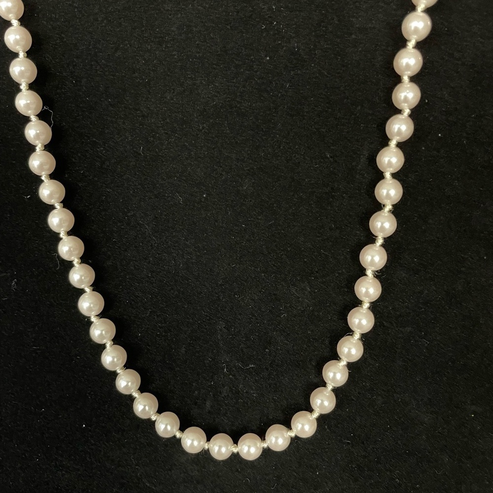 Elegant Faux Pearl Necklace